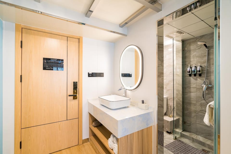 Shower, Toilet