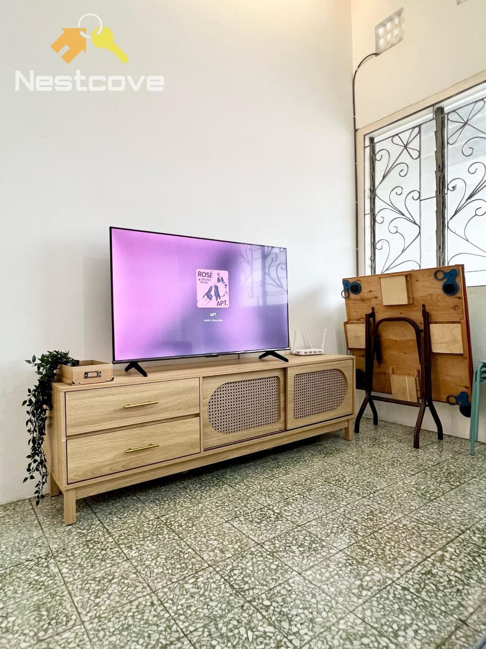 Communal lounge/ TV room, TV and multimedia, Living room, Seating area, Evening entertainment