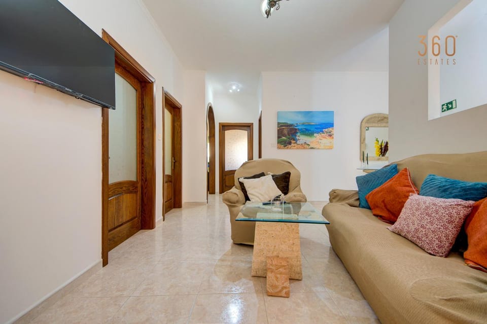 Bed, TV and multimedia, Living room, Photo of the whole room, Seating area, Bedroom