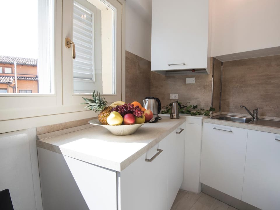 Kitchen or kitchenette, dishwasher, stove