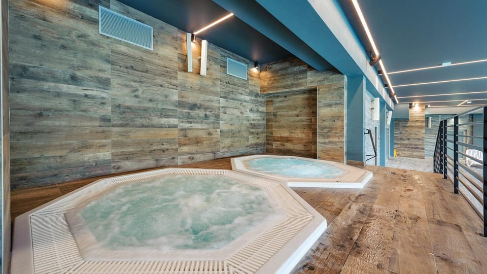 Hot Tub, Swimming pool