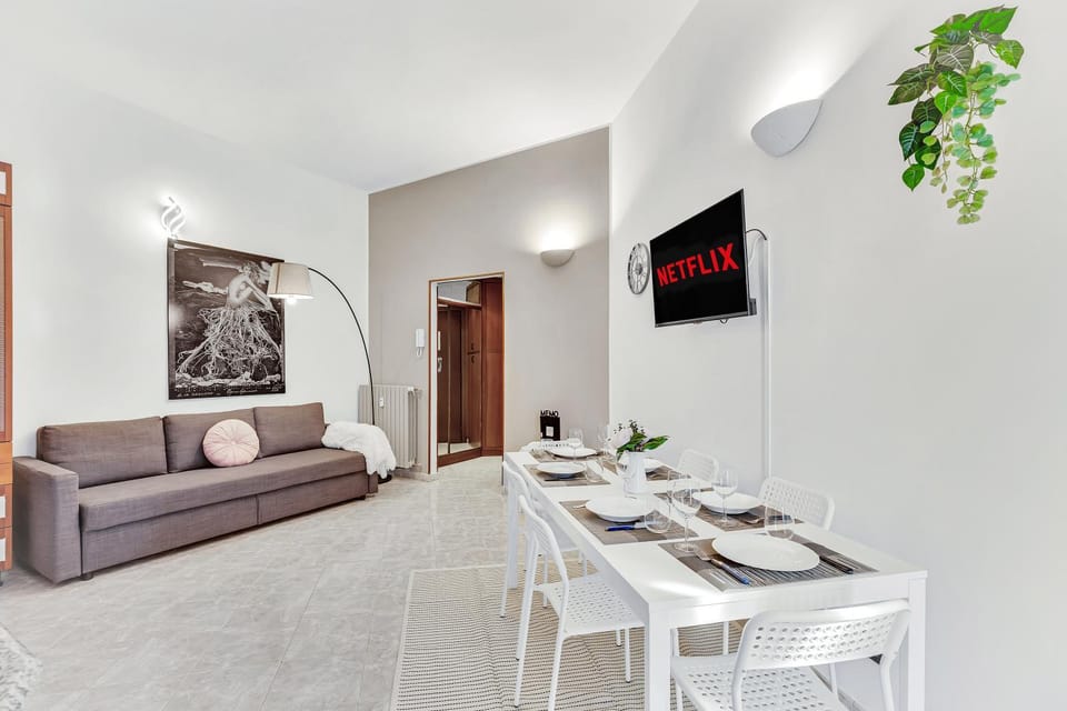 TV and multimedia, Living room, Seating area, Dining area