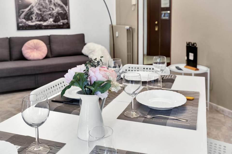 Living room, Food and drinks, Seating area, Dining area, Food, Drinks