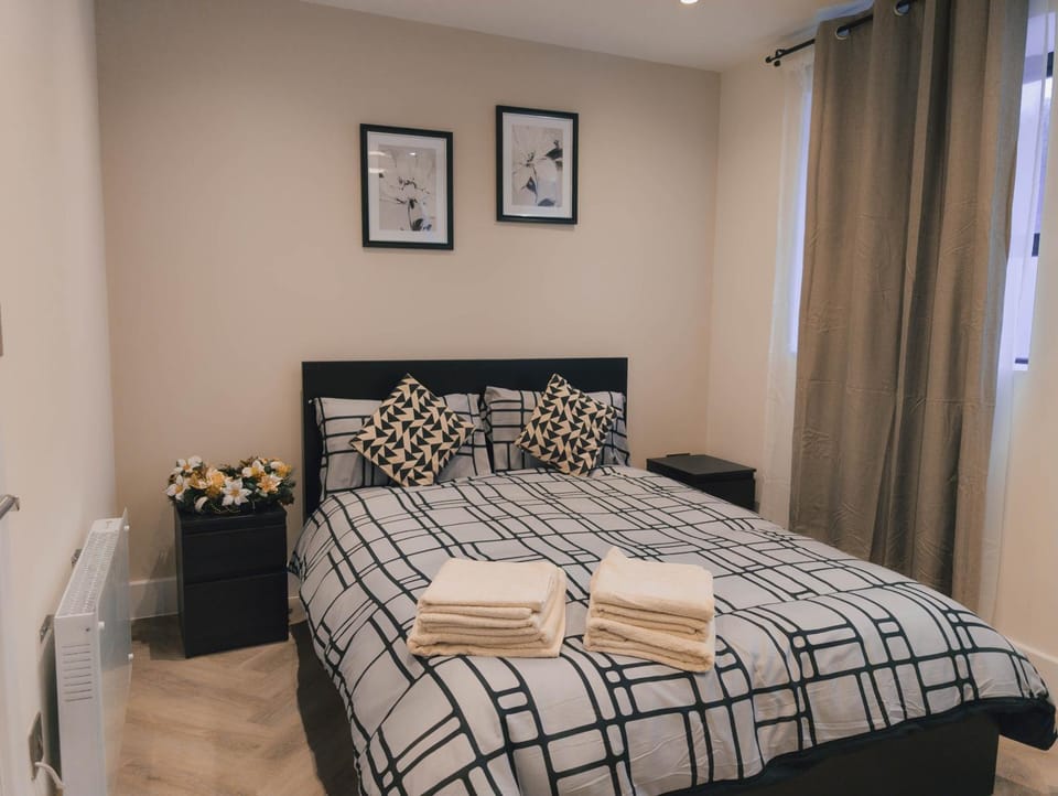 Bed, Bedroom, towels