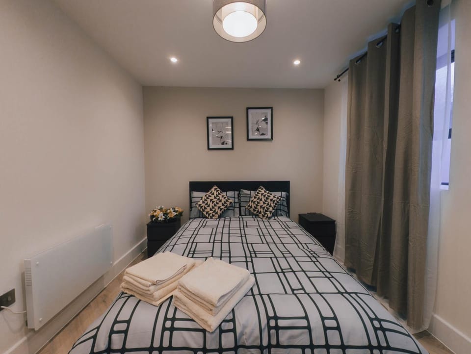 Bed, Photo of the whole room, Bedroom, towels