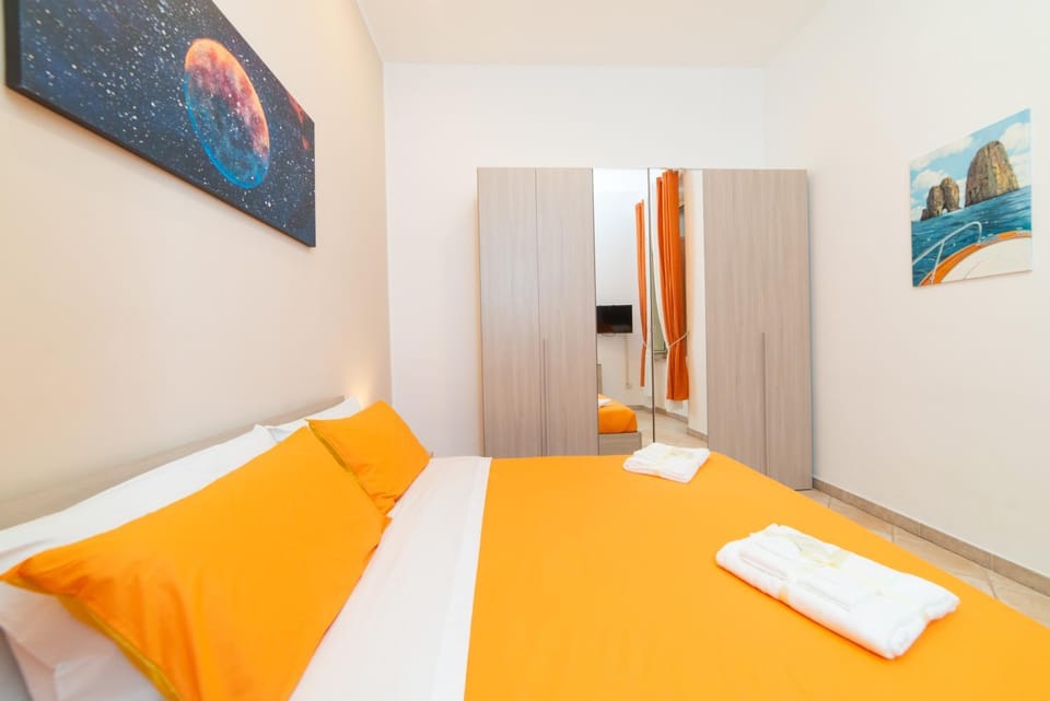 Bed, TV and multimedia, Photo of the whole room, Decorative detail, Bedroom, furniture, towels, wardrobe, air conditioner