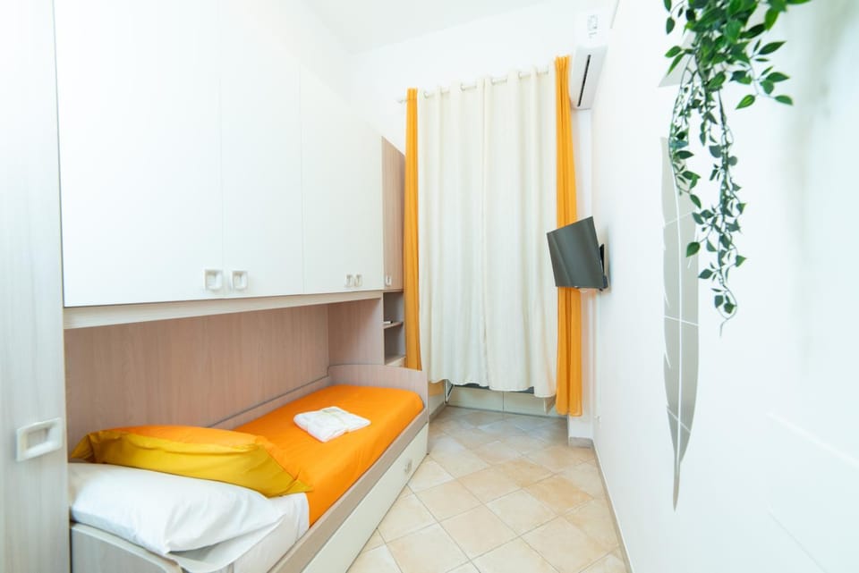 Bed, TV and multimedia, Photo of the whole room, Bedroom, towels, air conditioner