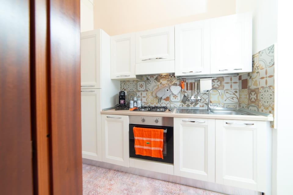 Coffee/tea facilities, Kitchen or kitchenette, oven, pet friendly, stove, kitchen