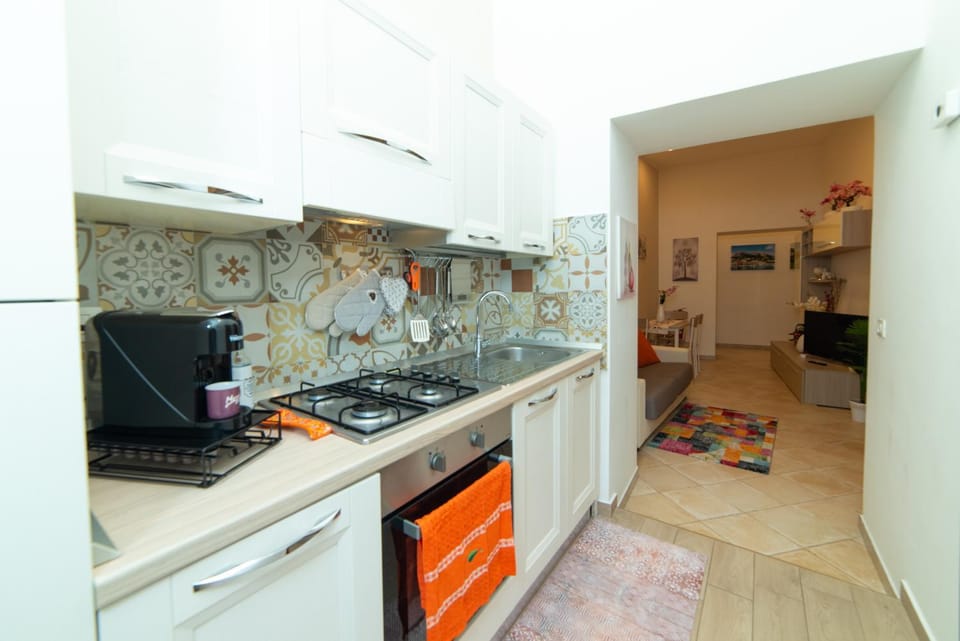 Coffee/tea facilities, Kitchen or kitchenette, oven, pet friendly, stove