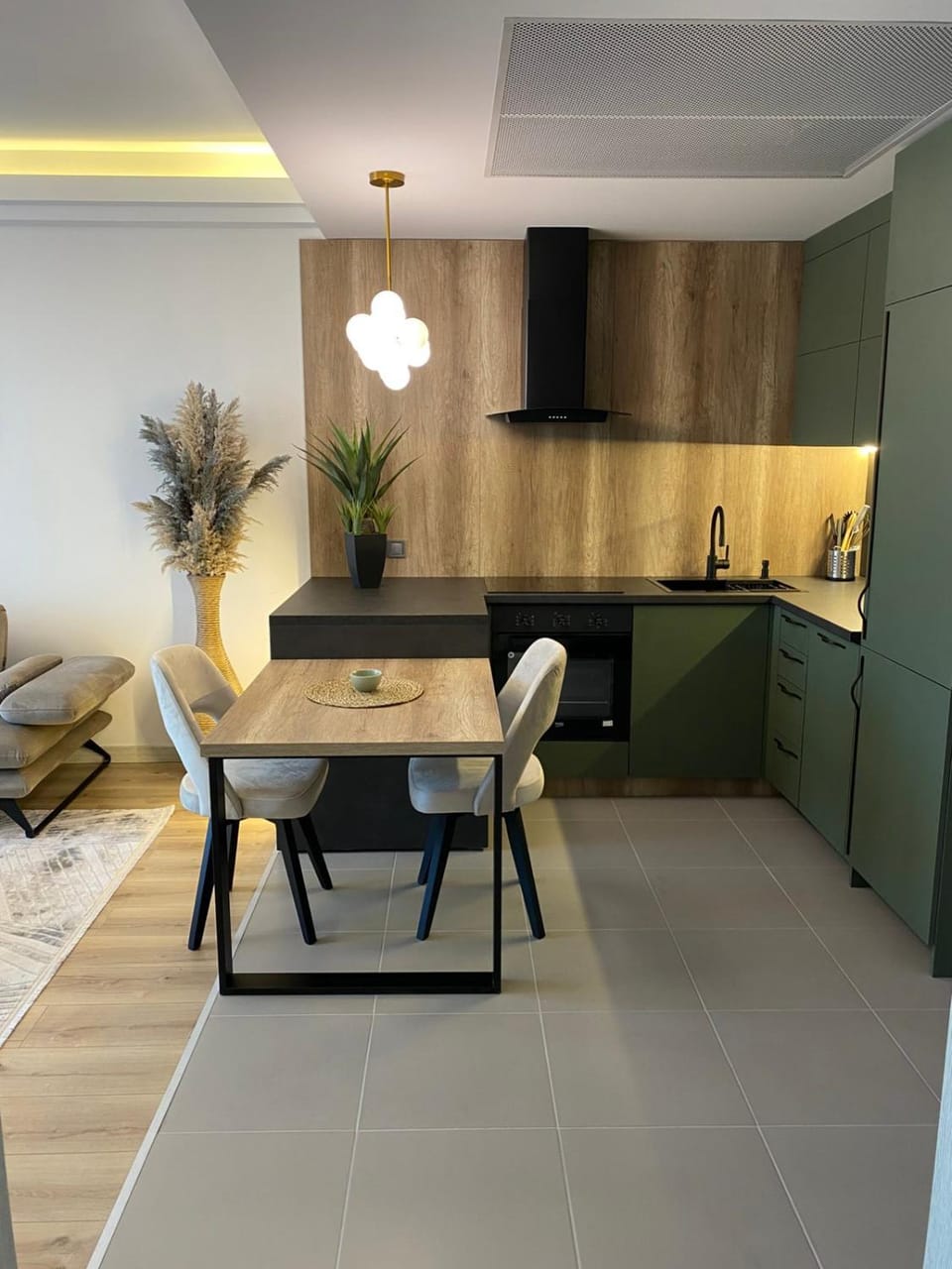 Kitchen or kitchenette, Dining area