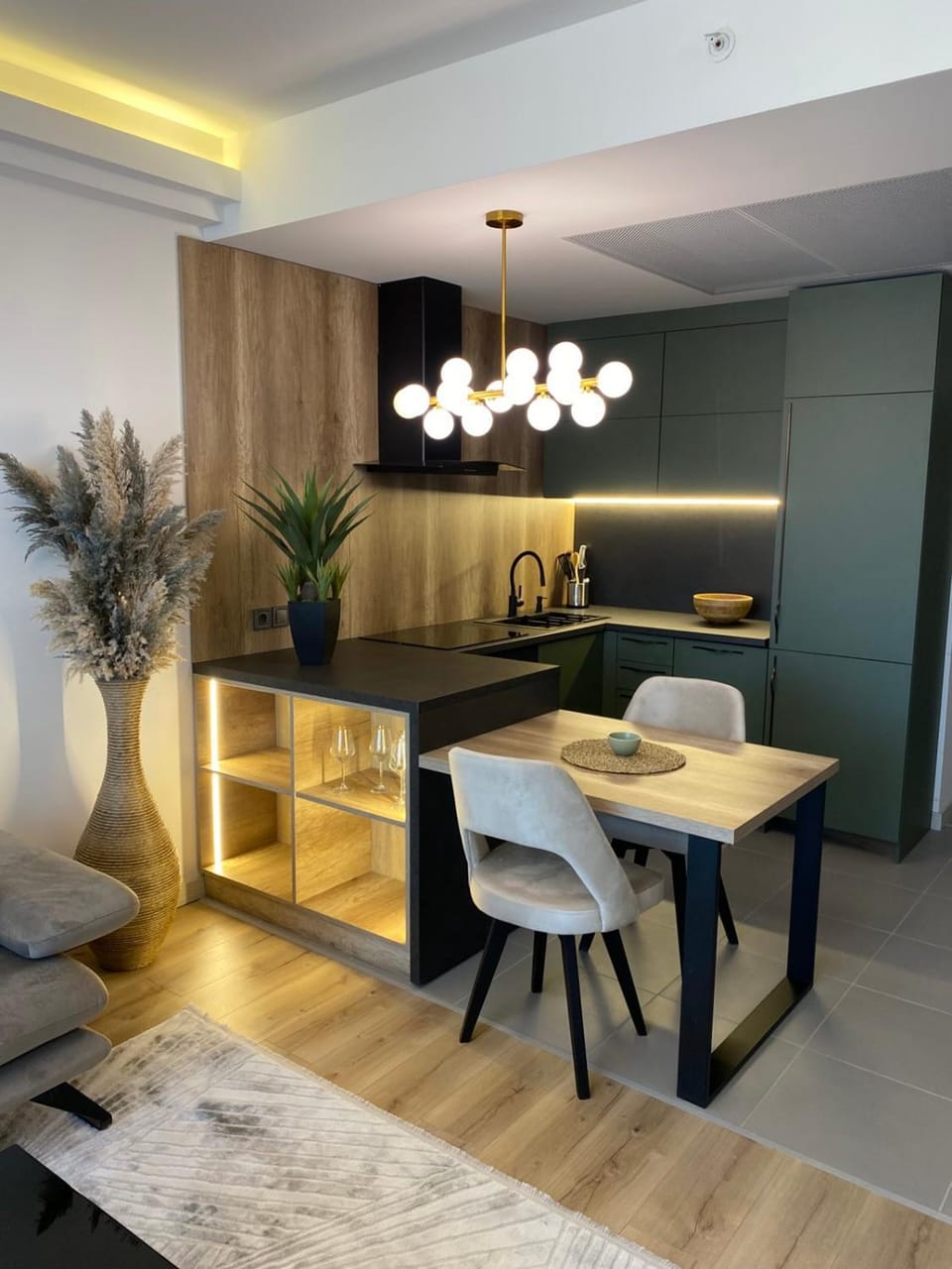 Kitchen or kitchenette, Dining area