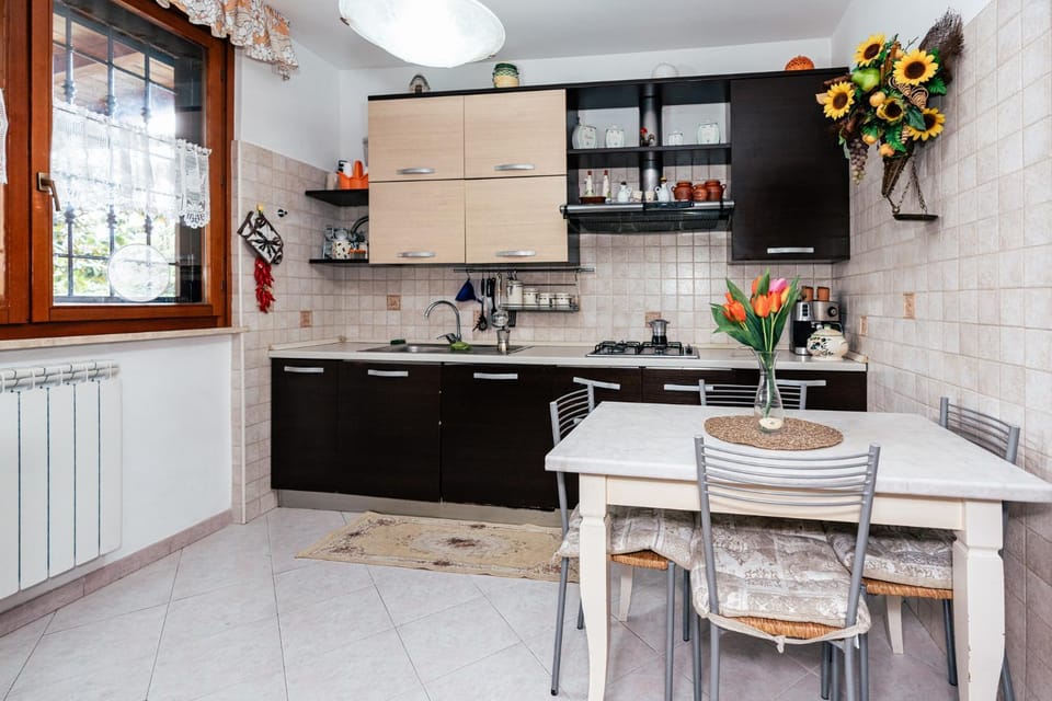 Kitchen or kitchenette, Dining area, oven, stove