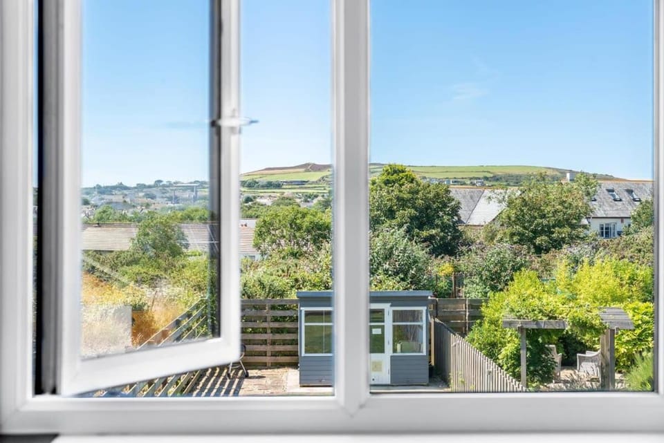 Modern House in St Agnes Parking & Garden House in St Agnes