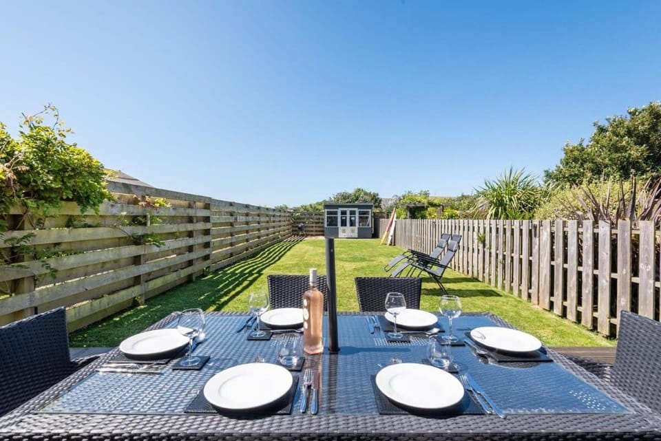 Modern House in St Agnes Parking & Garden House in St Agnes