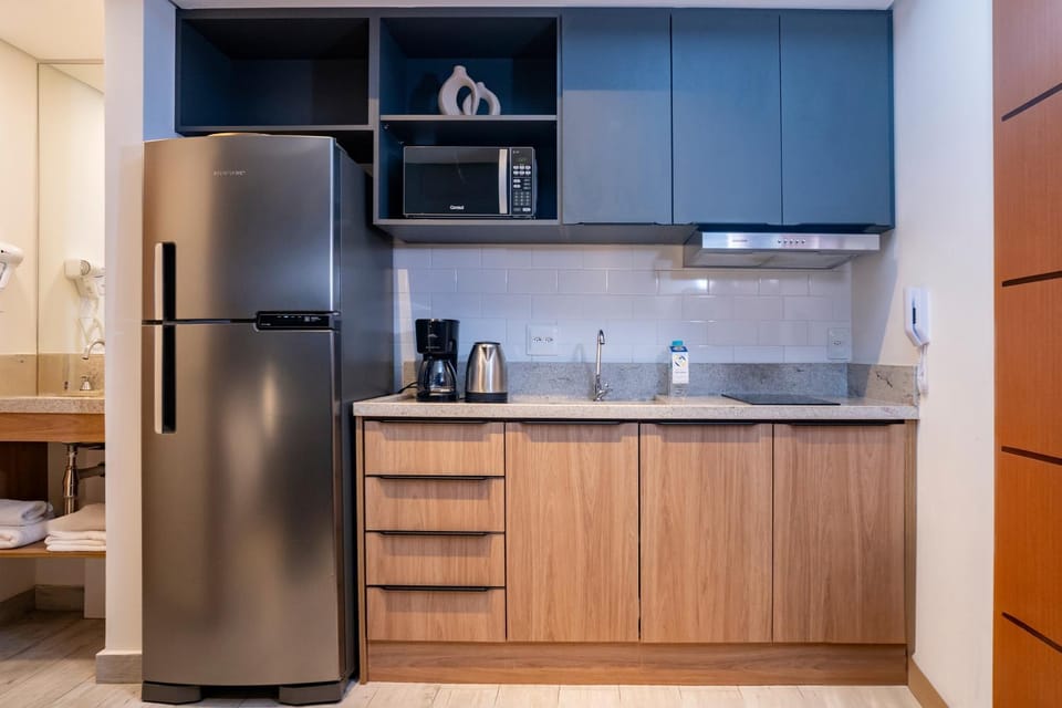 Coffee/tea facilities, Kitchen or kitchenette, Dining area, stove, kitchen