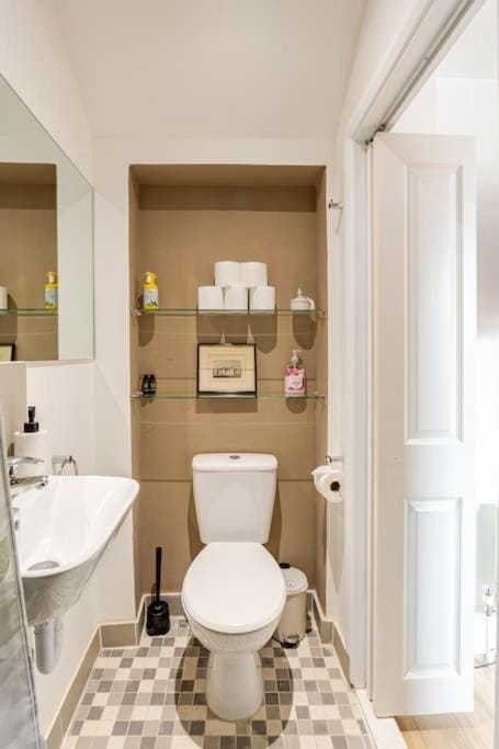Balcony Flat in Victorian West Kensington Mansion Apartment in City of Westminster