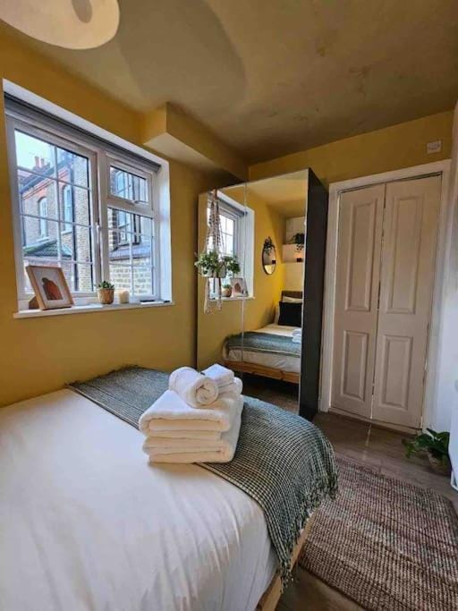 Balcony Flat in Victorian West Kensington Mansion Apartment in City of Westminster