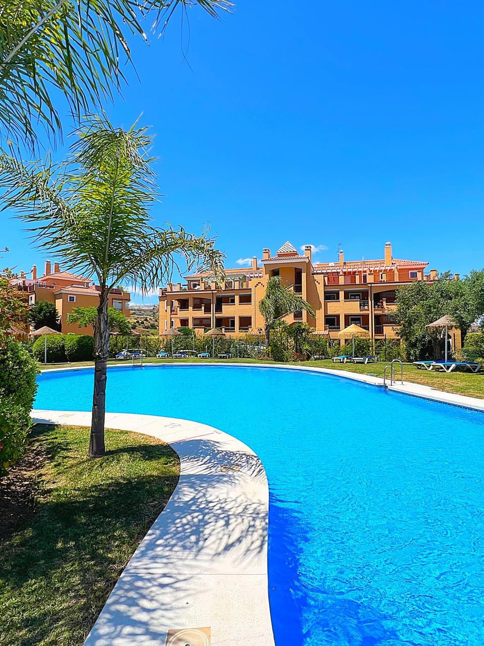Property building, Day, Pool view, Swimming pool, sunbed