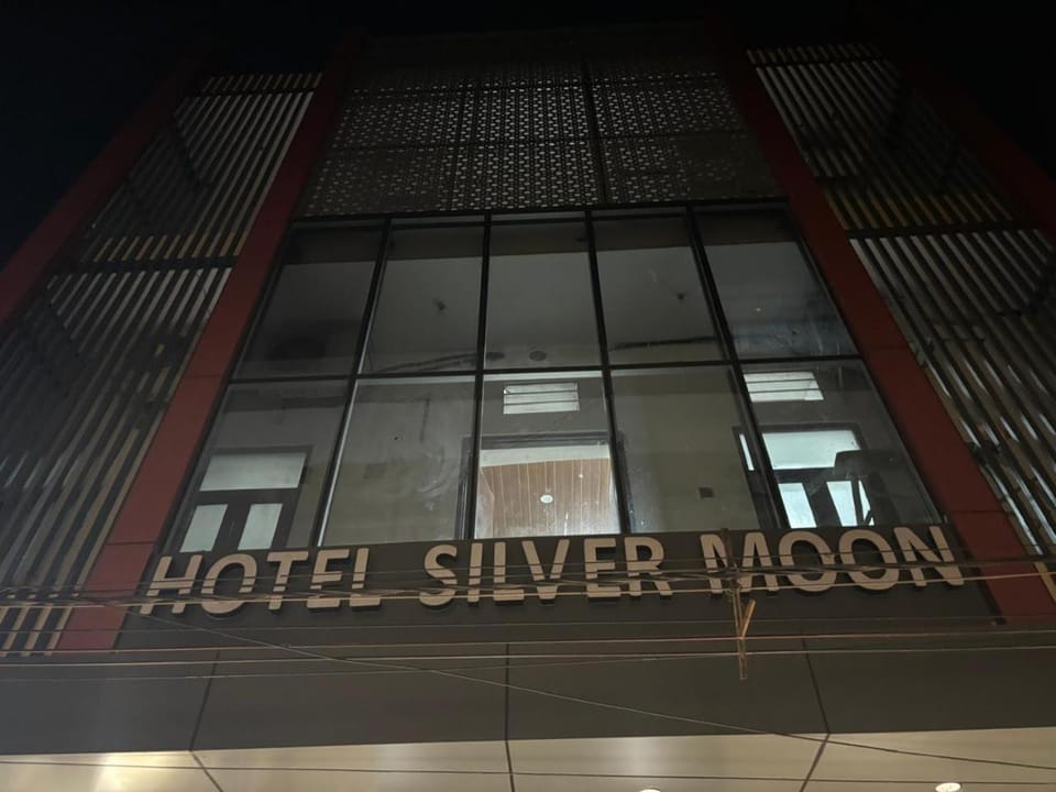 Facade/entrance, Night