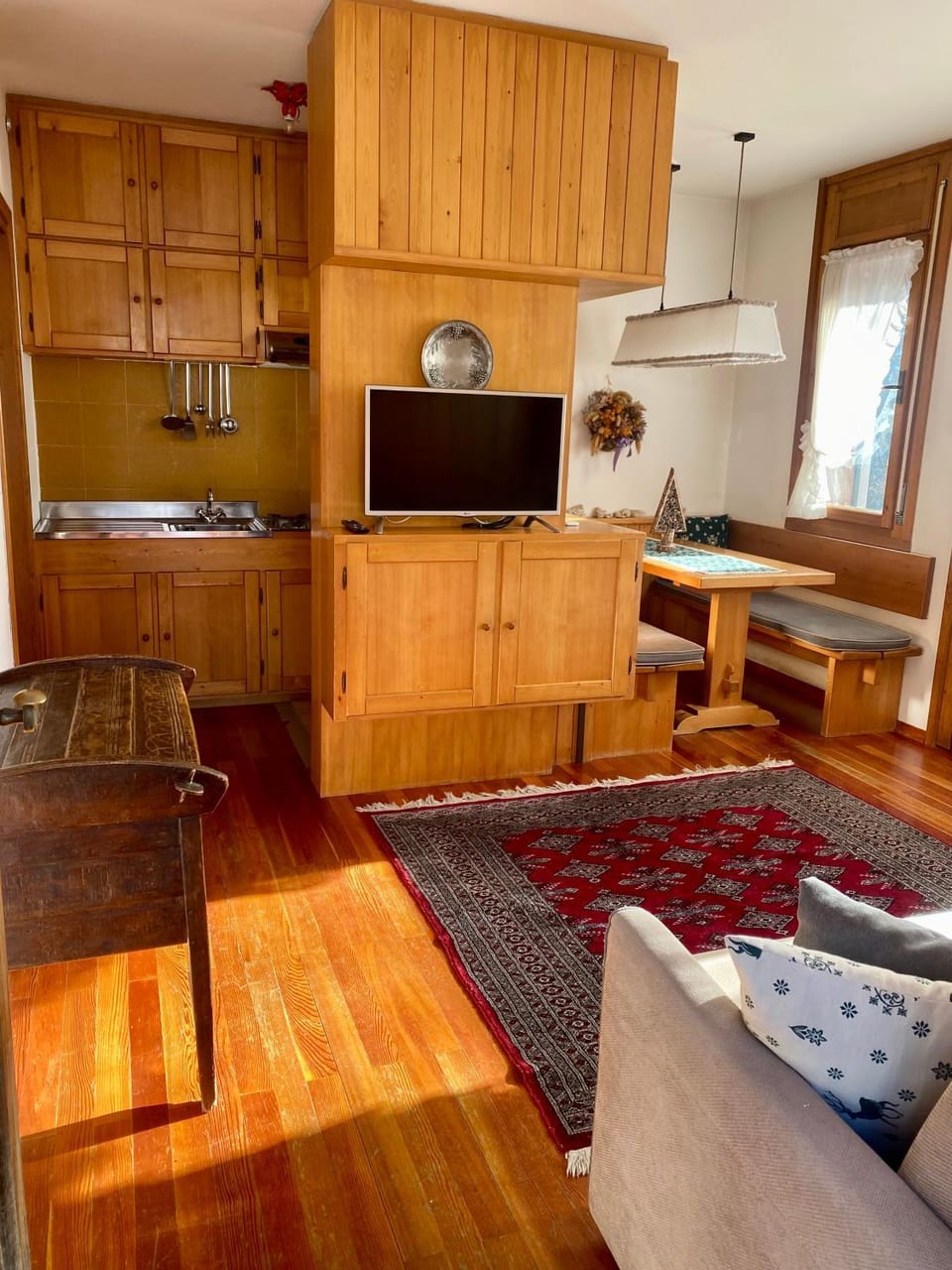 TV and multimedia, Living room, Seating area, Dining area