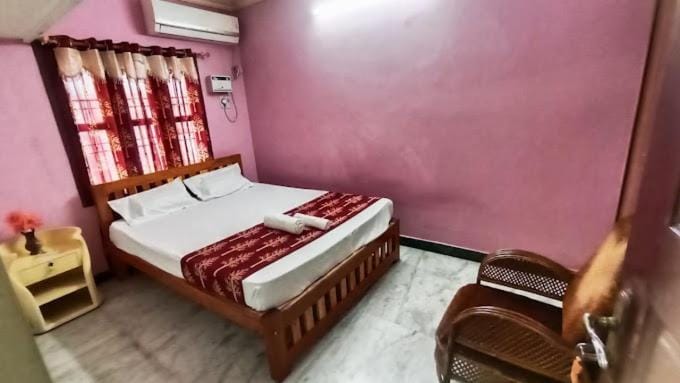 Bed, Photo of the whole room, Seating area, Bedroom, air conditioner