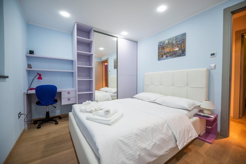 Bed, Bedroom, towels