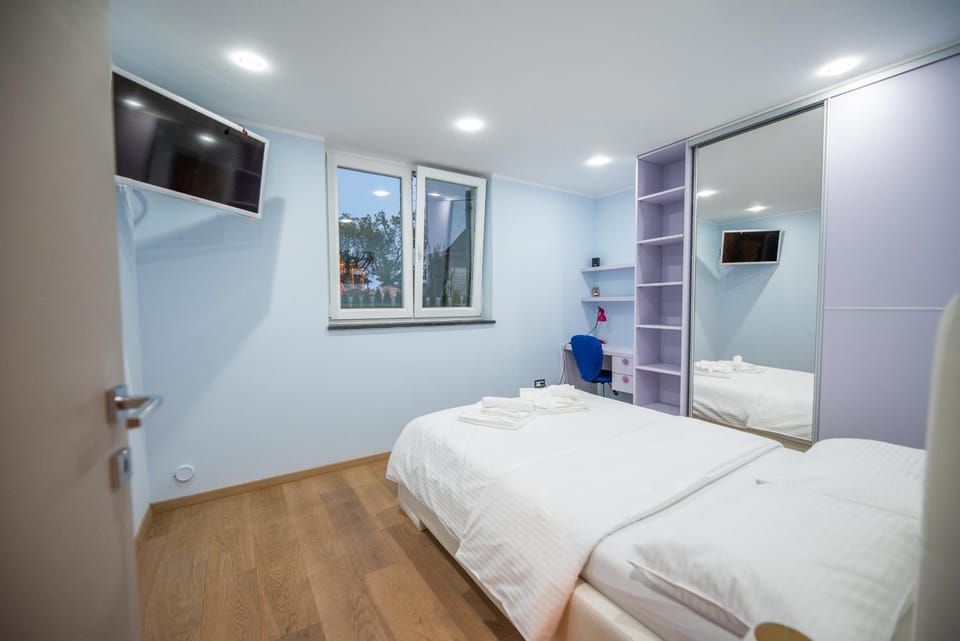 Bed, TV and multimedia, Bedroom, towels