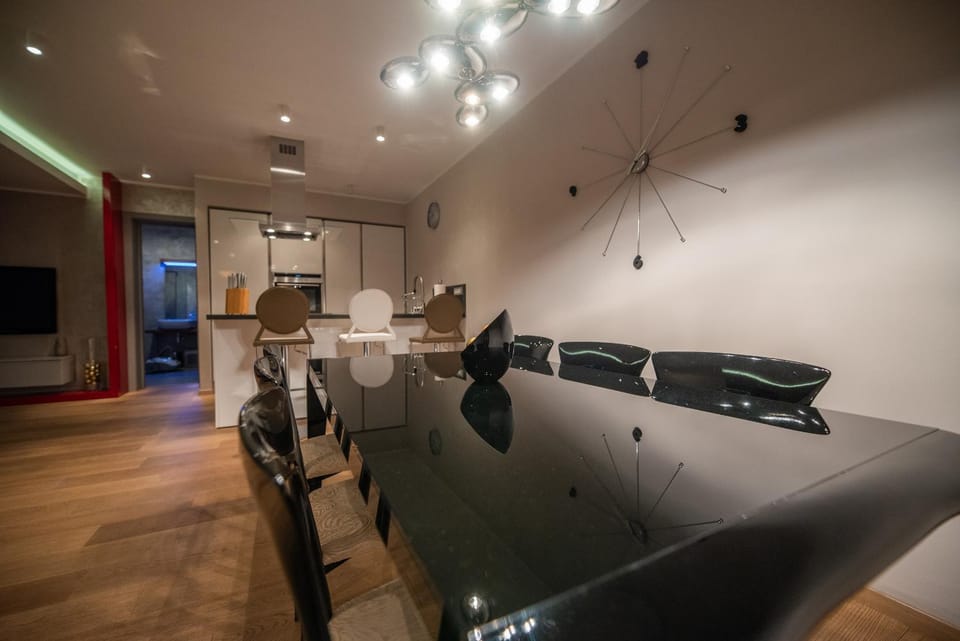 TV and multimedia, Kitchen or kitchenette, Living room, Seating area