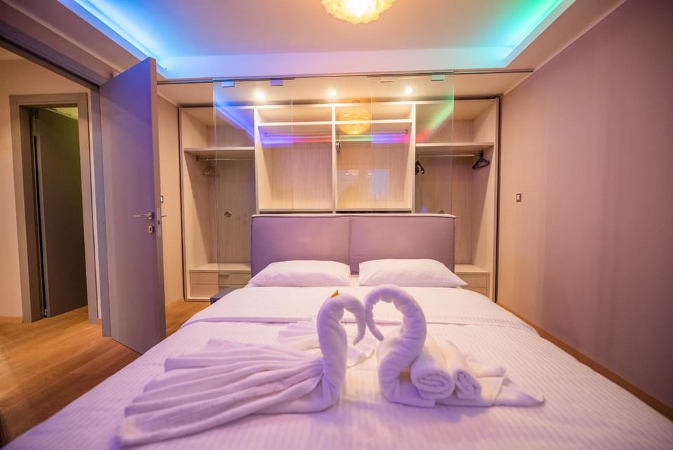 Bedroom, towels, wardrobe