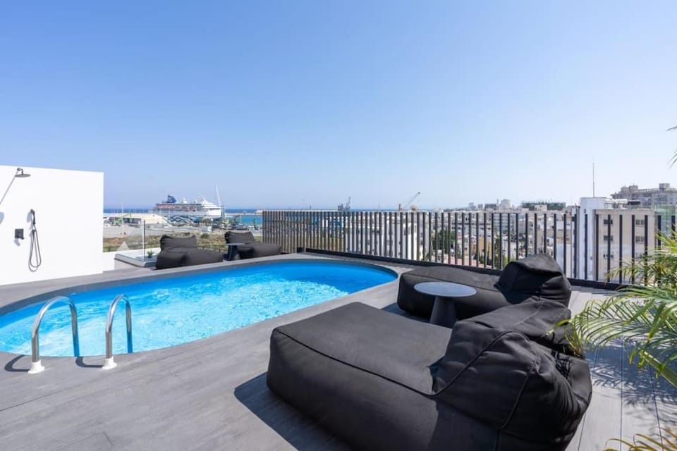 Shower, Day, Balcony/Terrace, Seating area, Pool view, Sea view, Swimming pool, Swimming pool, sunbed