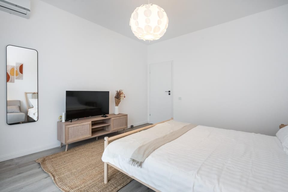 Communal lounge/ TV room, Bed, TV and multimedia, Photo of the whole room, Evening entertainment, Bedroom, air conditioner