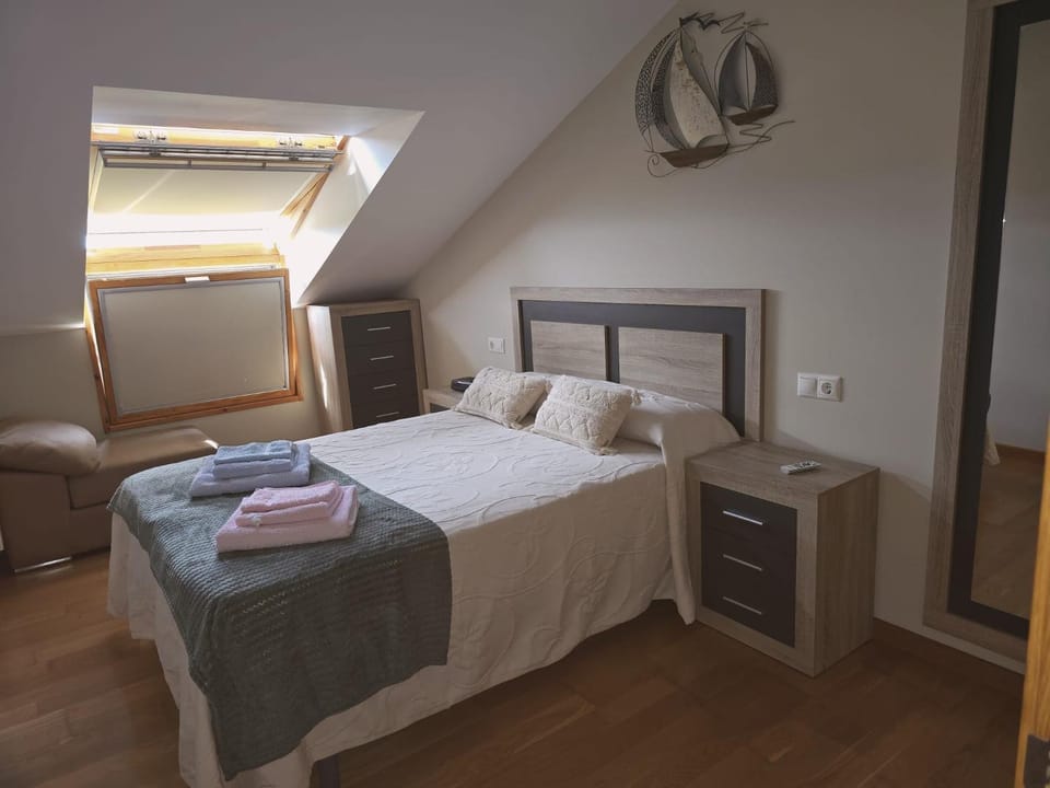 Photo of the whole room, Bedroom