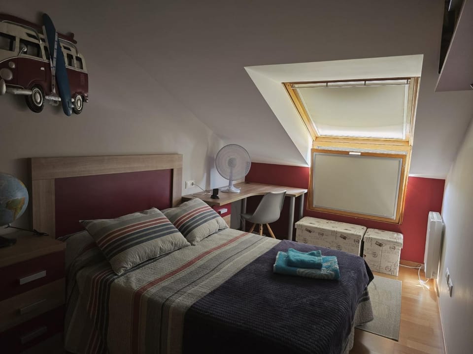 Photo of the whole room, Bedroom