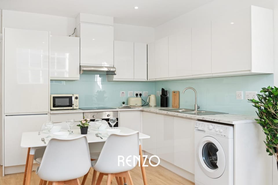 Kitchen or kitchenette, Dining area, dishwasher, oven, stove, toaster, washing machine