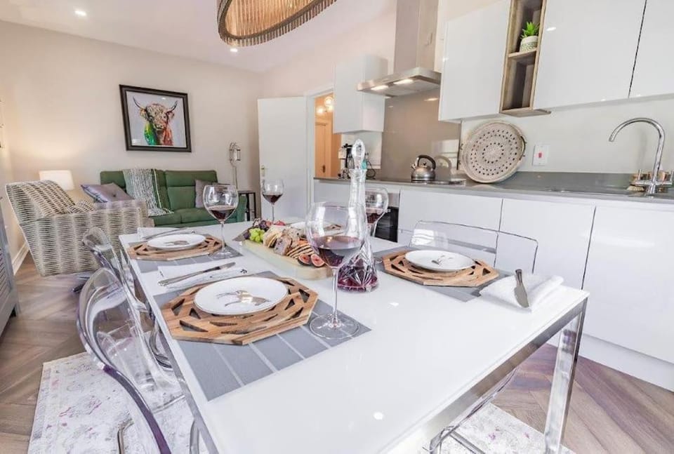 Kitchen or kitchenette, Seating area, Dining area