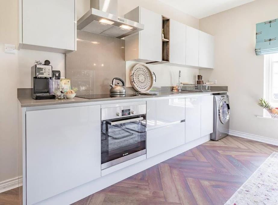 Coffee/tea facilities, Kitchen or kitchenette, oven, stove, toaster, washing machine, dryer