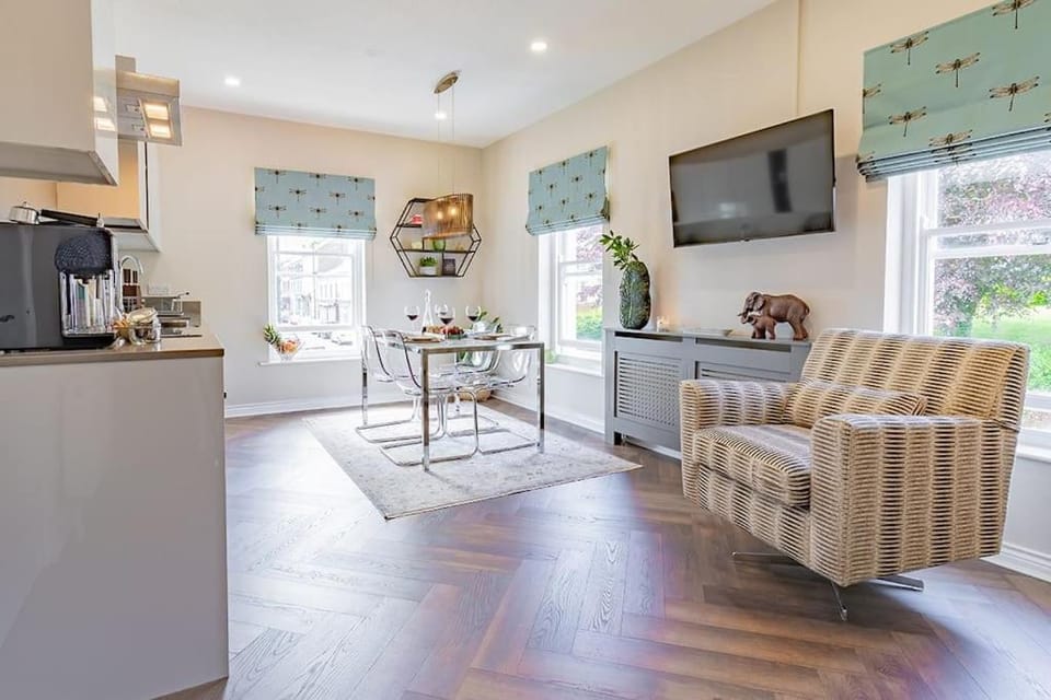 TV and multimedia, Coffee/tea facilities, Kitchen or kitchenette, Living room, Seating area, Dining area, oven, stove, toaster