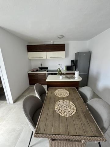 Kitchen or kitchenette, Seating area