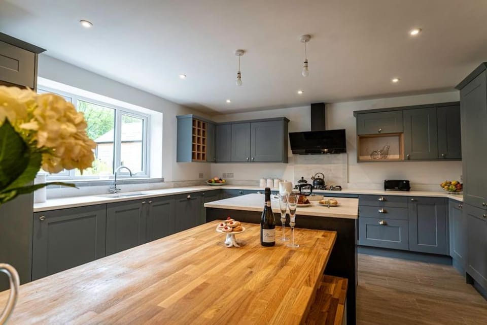 Kitchen or kitchenette, Dining area, stove