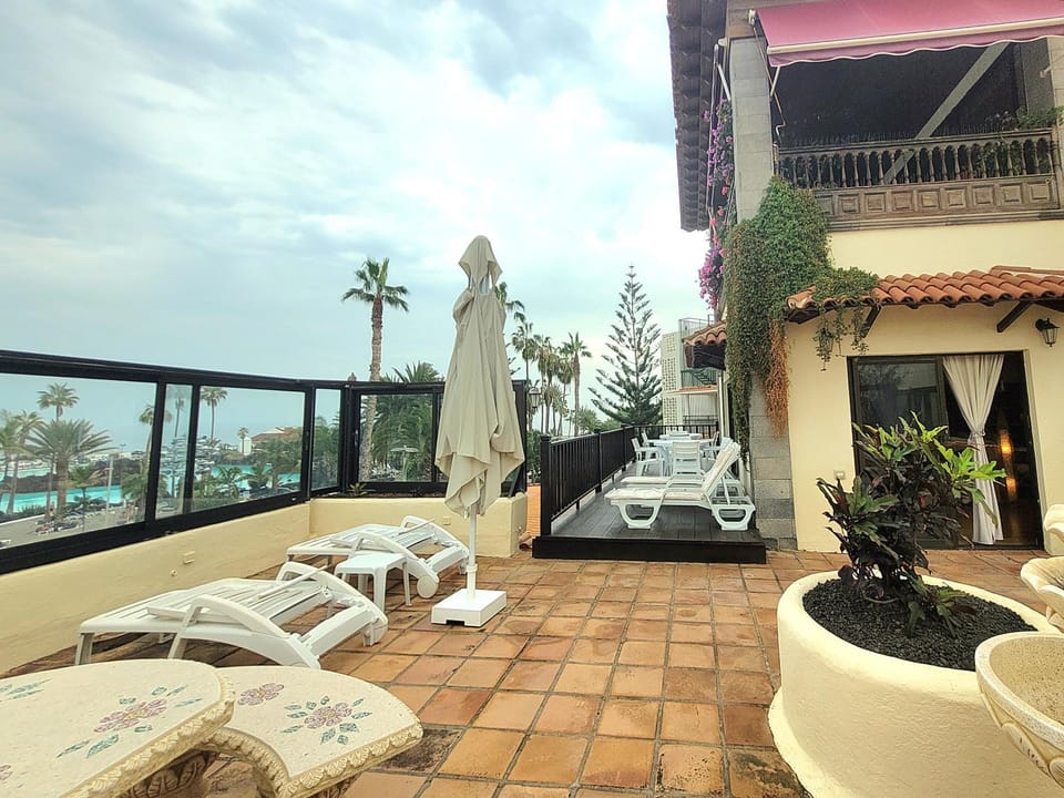 Property building, View (from property/room), Balcony/Terrace, Sea view, sunbed