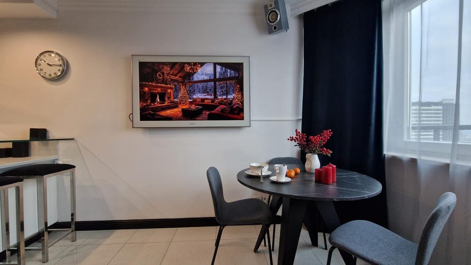 TV and multimedia, Living room, Seating area, Dining area