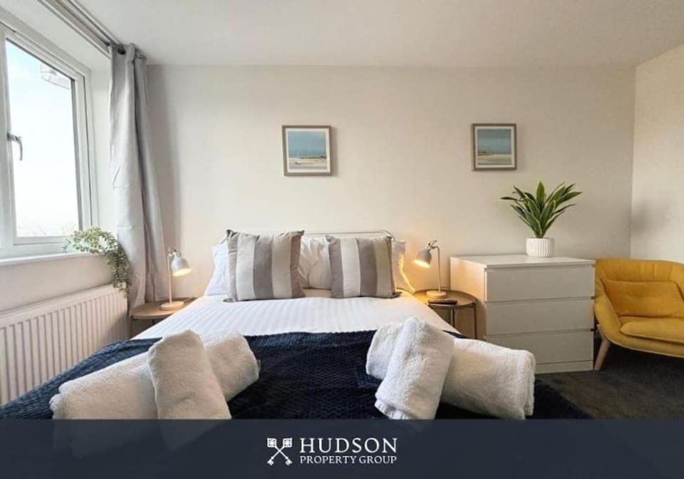 Bed, Living room, Photo of the whole room, Bedroom