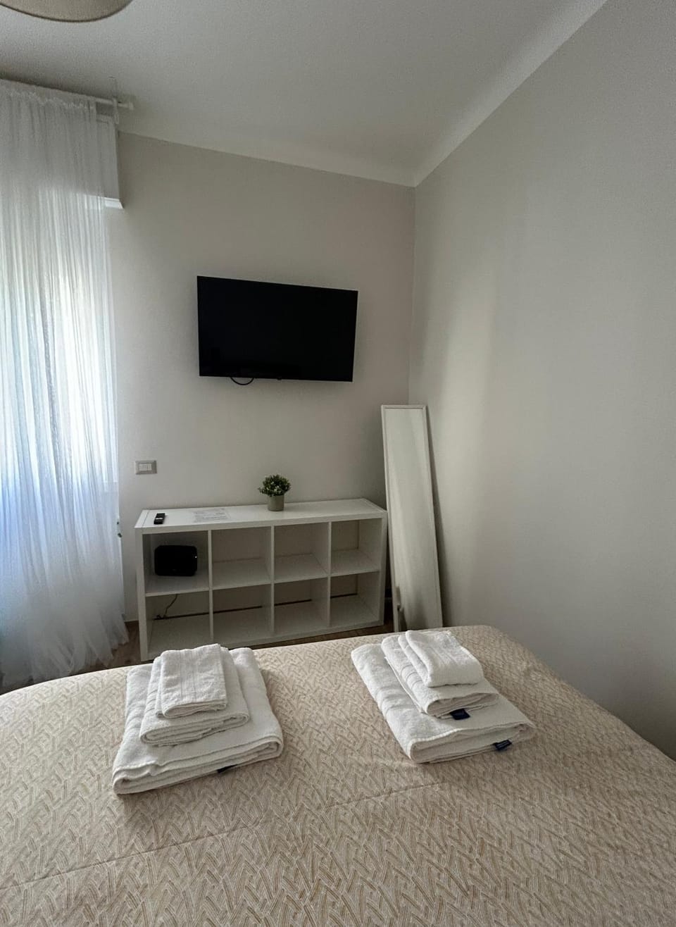 Bed, TV and multimedia, towels