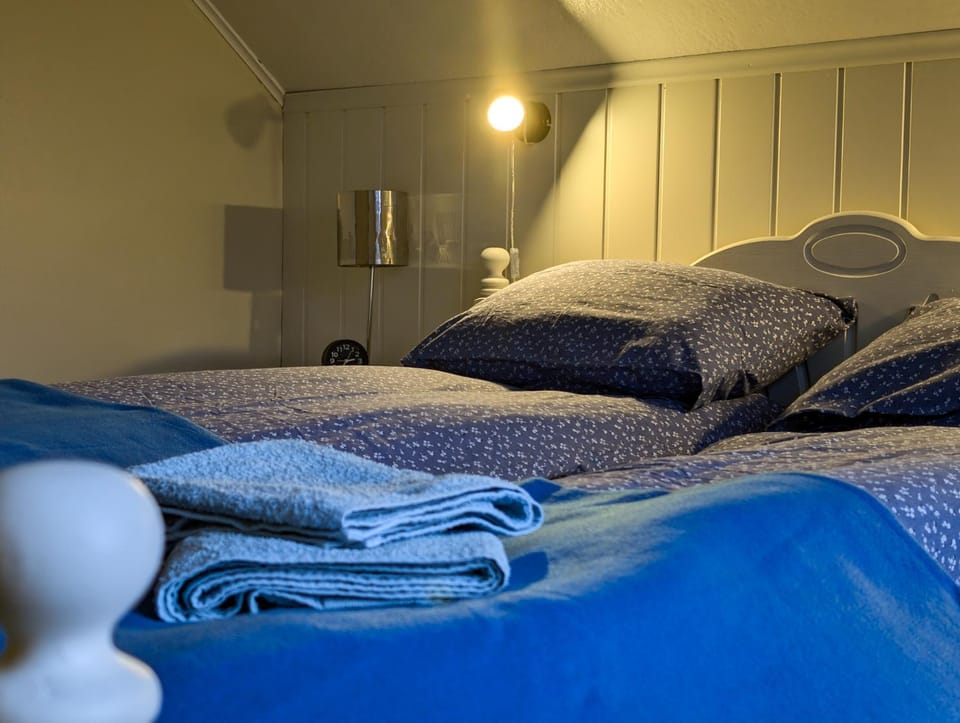 Bed, Bedroom, towels