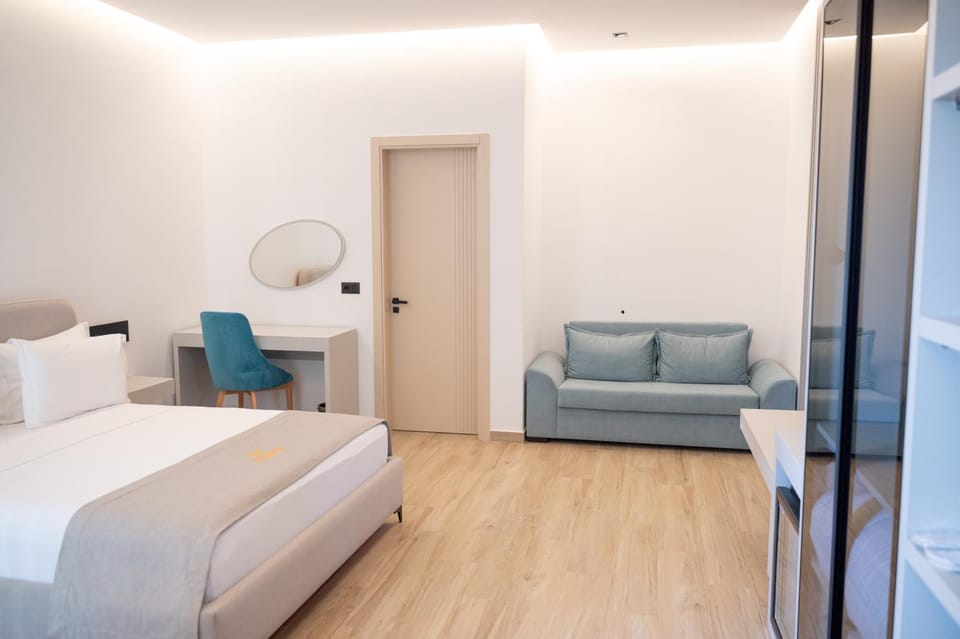 Bed, TV and multimedia, Living room, Photo of the whole room, Seating area, Bedroom, wardrobe