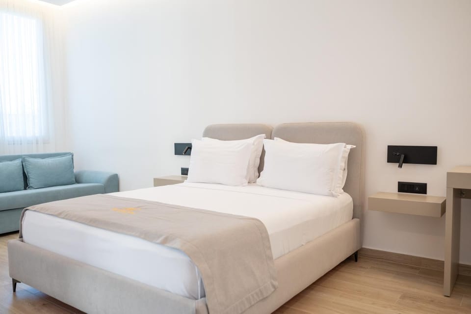 Bed, TV and multimedia, Living room, Photo of the whole room, Seating area, Bedroom