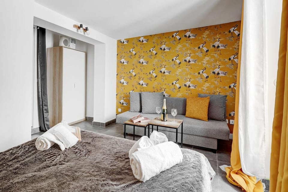 Bed, Living room, Seating area, towels