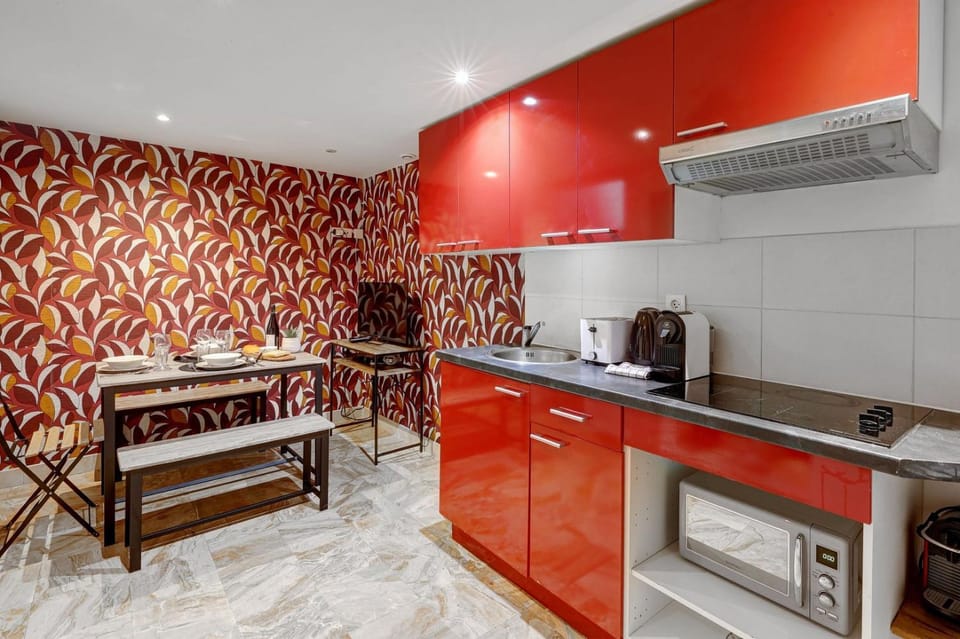 Coffee/tea facilities, Kitchen or kitchenette, Dining area, microwave, toaster