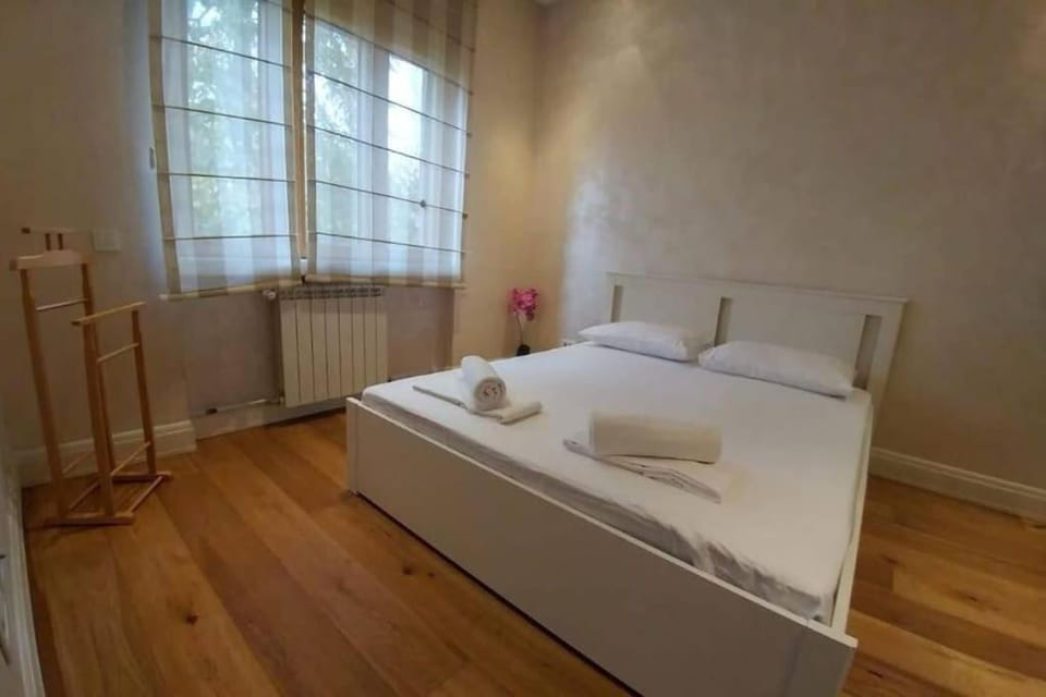 Bed, Bedroom, towels