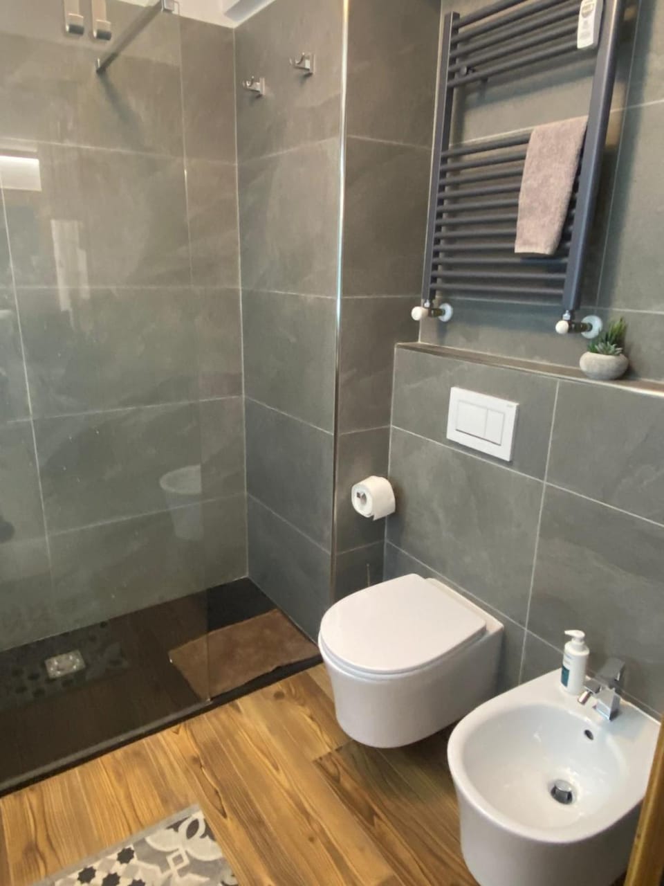 Toilet, bidet